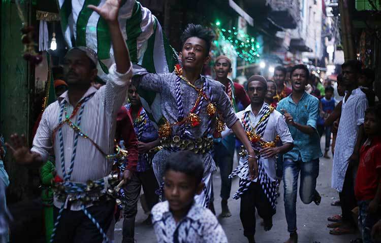 আশুরা পালনের প্রস্তুতি নিয়ে জেনেভা ক্যাম্পে আনন্দ-উৎসবের পরিবেশ। ছবি : মাহবুব আলম