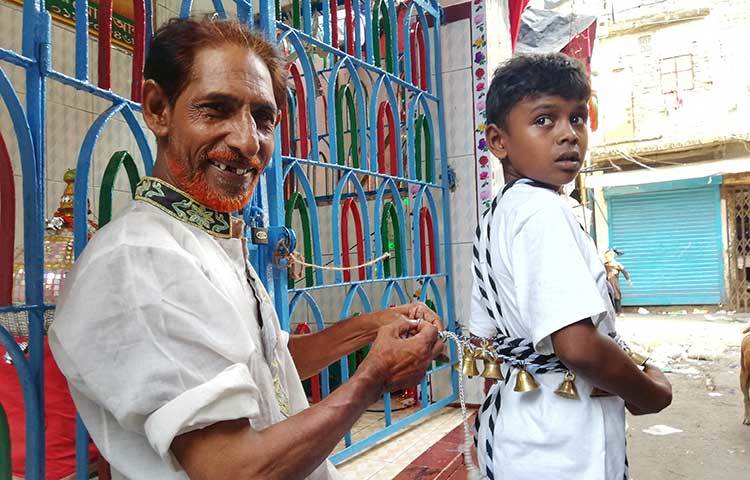 তাজিয়া মিছিলে যাওয়ার জন্য শিশুটিকে সাজানো হচ্ছে। ছবি : মাহবুব আলম