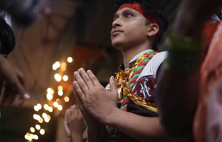 বিশেষ মোনাজাত করছে শিয়া সম্প্রদায়ের অনুসারীরা। ছবি : মাহবুব আলম