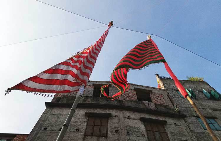 মহররমের পতাকা উড়ছে জেনেভা ক্যাম্পে। ছবি : মাহবুব আলম