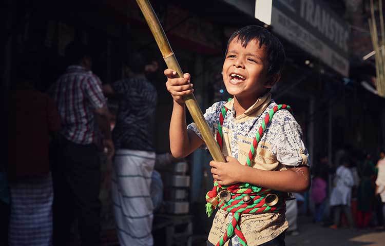 তাজিয়া মিছিলে যাওয়ার প্রস্তুতি নিতে পেরে আনন্দিত শিশুটি। ছবি : মাহবুব আলম