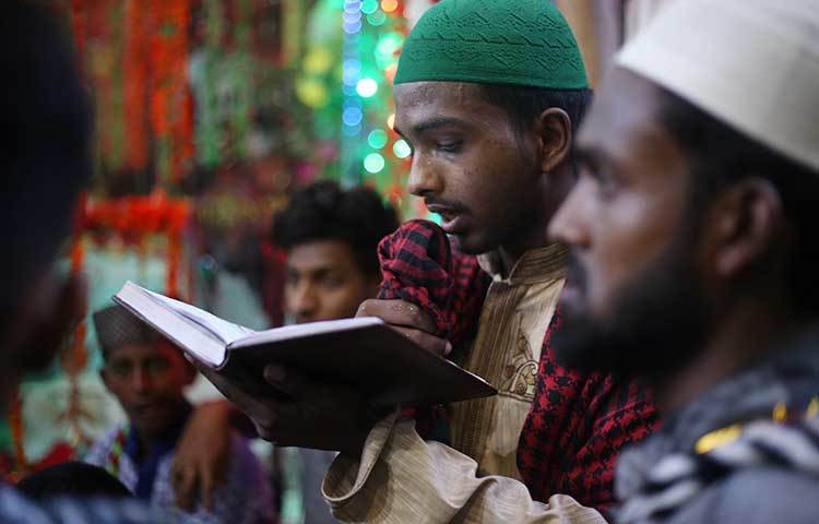 মহররম উপলক্ষে বিশেষ পূণ্যলাভের আশায় মিলাদ-মাহফিল, নফল নামাজ আদায়, জিকির ও কোরআন তেলাওয়াতে মশগুল ধর্মপ্রাণ মুসলমানরা। ছবি : মাহবুব আলম