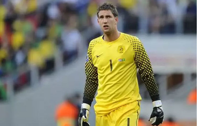 ২০১০ : দক্ষিণ আফ্রিকা বিশ্বকাপের ফাইনালে নেদারল্যান্ডসের গোলের নিচে ছিলেন মার্তেন স্তেকেলেনবার্গ। তিনিও মোনাকোতে খেলেছেন।