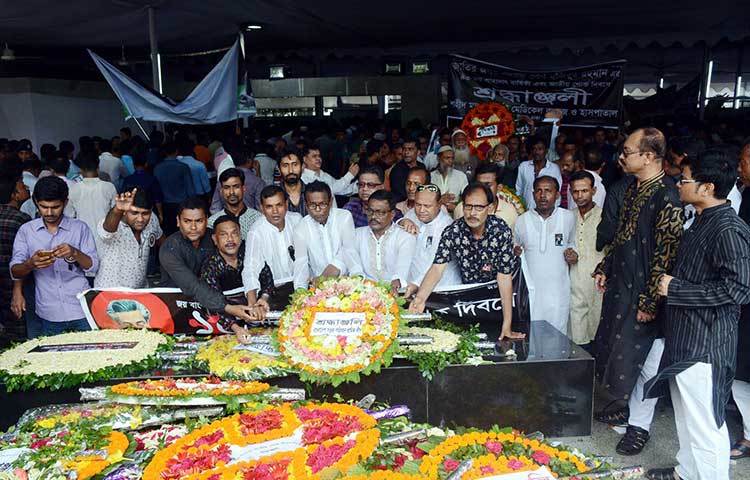 বাংলাদেশ সড়ক পরিবহন শ্রমিক লীগ শ্রদ্ধা নিবেদন করছে। ছবি : বিপ্লব দিক্ষিৎ