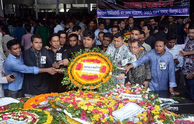 বঙ্গবন্ধুর স্মৃতির প্রতি ফুলেল শ্রদ্ধা জানাচ্ছে বাংলাদেশ আওয়ামী মুক্তিযোদ্ধা প্রজন্ম লীগ। ছবি : বিপ্লব দিক্ষিৎ