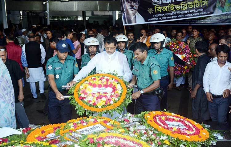 ফুলেল শ্রদ্ধা ও ভালোবাসায় ভরে যায় জাতির পিতার প্রতিকৃতির বেদী। ছবি : বিপ্লব দিক্ষিৎ