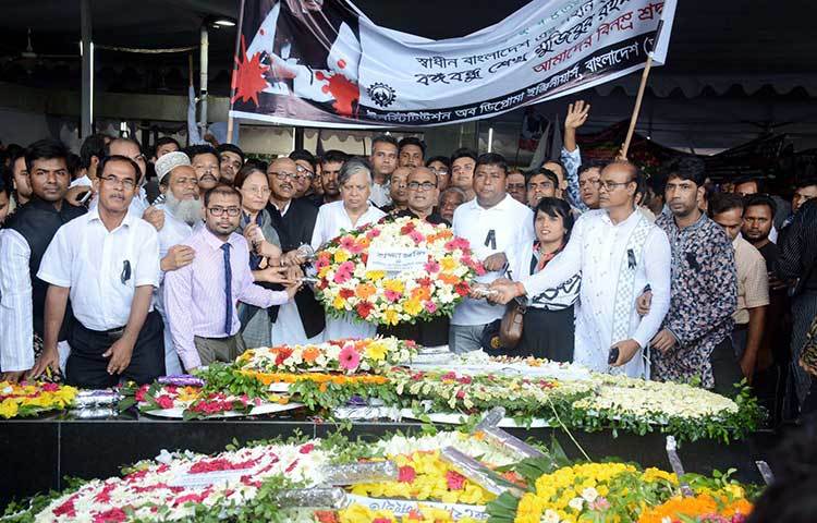 শ্রদ্ধা নিবেদন করছে ইনস্টিটিউশন অব ডিপ্লোমা ইনঞ্জিনীয়ার্স, বাংলাদেশ। ছবি : বিপ্লব দিক্ষিৎ