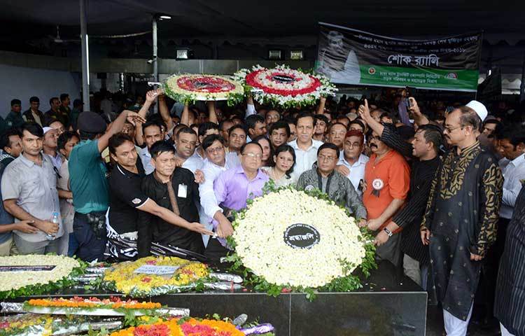 ঢাকা মাস ট্রানজিট কোম্পানী লিমিটেড ও সড়ক পরিবহন ও মাহাসড়ক বিভাগের কর্মকর্তা- কর্মচারীদের পক্ষ থেকে জাতির পিতার স্মৃতির শ্রদ্ধা জানানো হয়। ছবি : বিপ্লব দিক্ষিৎ