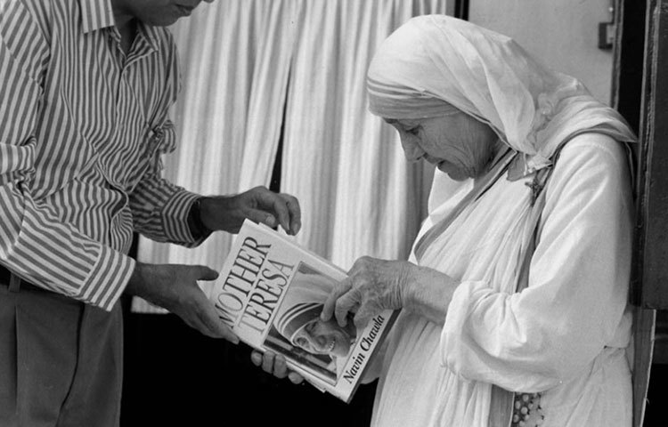 মাদার তেরেসাকে নিয়েই লেখা বই নেড়েচেড়ে দেখছেন নিজেই।