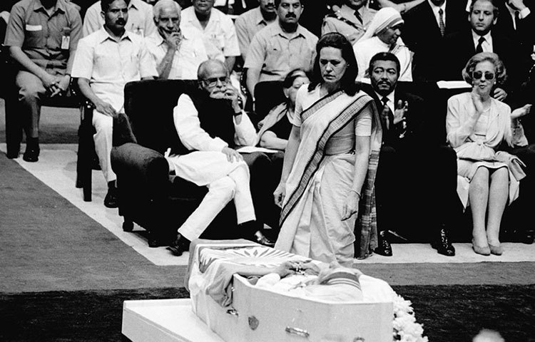 মাদার তেরেসাকে শেষ শ্রদ্ধা জানাচ্ছেন ভারতের কংগ্রেস নেত্রী সোনিয়া গান্ধী।