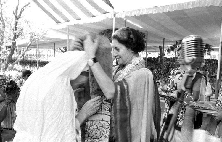 ১৯৭৬ সালে বিশ্বভারতীর সমাবর্তনে মাদার তেরেসা। তাকে সম্মাননা প্রদান করছেন ইন্দিরা গান্ধী।