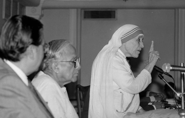 বেঙ্গল চেম্বার অফ কমার্সের অ্যানুয়াল জেনারেল মিটিং-এ জ্যোতি বসুর সঙ্গে মাদার তেরেসা।