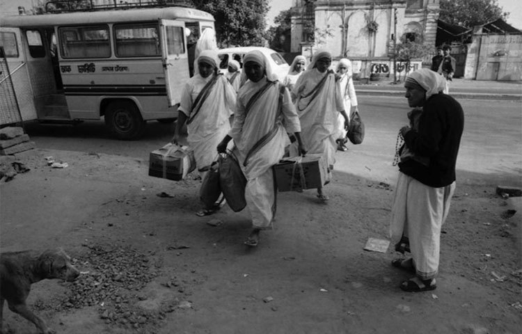 বাবরি মসজিদ বিতর্কের সময়ে পথে নেমে শান্তির বার্তা দিচ্ছেন মাদার।