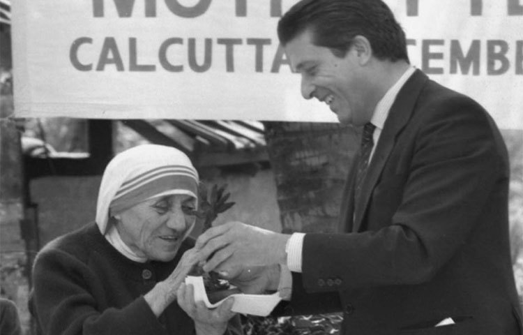 নোবেল শান্তি পুরস্কারের পরে মাদার তেরেসা।