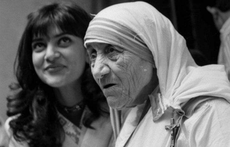 মাদার তেরেসার সঙ্গে মিস ইউনিভার্স সুস্মিতা সেন। ১৯৯৫ সালে তোলা ছবি হয় এই ছবি।