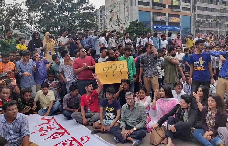 উত্তরা হাউস বিল্ডিং এলাকায় তারকারাও ছাত্রদের আন্দোলনে একাত্মতা ঘোষণা করে রাস্তায় অবস্থান নিয়েছেন।