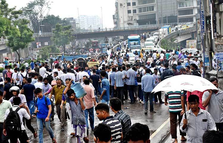 ব্যস্ততম রাস্তায় রাজধানীর বিভিন্ন শিক্ষাপ্রতিষ্ঠানের শিক্ষার্থীরা আন্দোলন করছে। ফলে রাস্তায় পাবলিক পরিবহন চলাচল করতে পারছে না বললেই চলে। ছবি : বিপ্লব দিক্ষিৎ