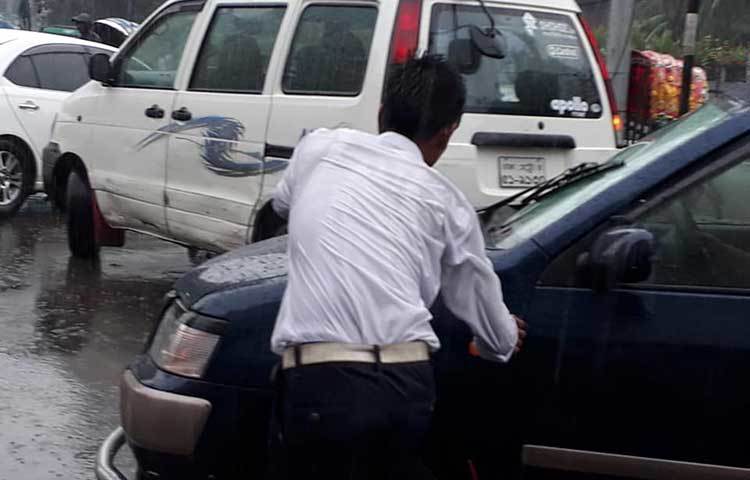 গাড়ির থামানোর চেষ্টা করছে এক ছাত্র।