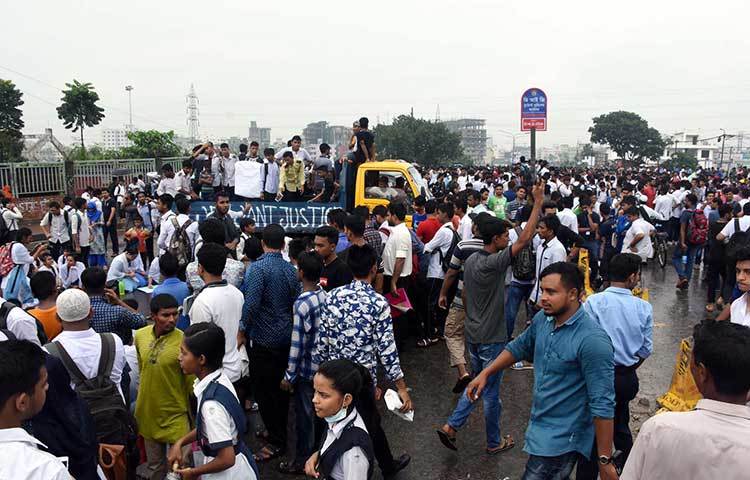 রামপুরা এলাকার রাস্তায় শিক্ষার্থীরা জড়ো হয়ে নানা ধরনের স্লোগান দিচ্ছে। ছবি : বিপ্লব দিক্ষিৎ
