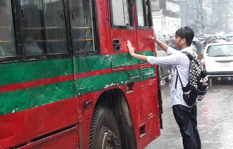 বিআরটিসি গাড়ির ড্রাইভিং লাইসেন্স চেক করার চেষ্টা করছে এক ছাত্র।