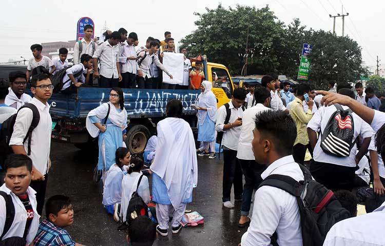 পিকআপ ভ্যানে উঠে প্রতিবাদ জানাচ্ছে শিক্ষার্থীরা। ছবি : বিপ্লব দিক্ষিৎ