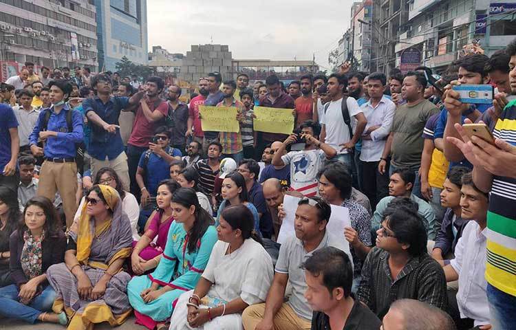 নাট্যাঙ্গনের নির্মাতা ও অভিনেতারা ছাত্রদের সঙ্গে নিরাপদ সড়কের দাবিতে রাস্তায় অবস্থান করছেন।