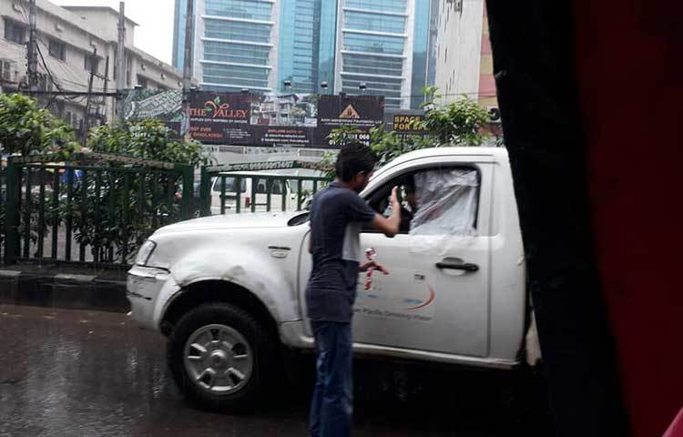 গাড়ি চালকের সঙ্গে তর্কে জড়িয়ে পড়েছে এক ছাত্র।