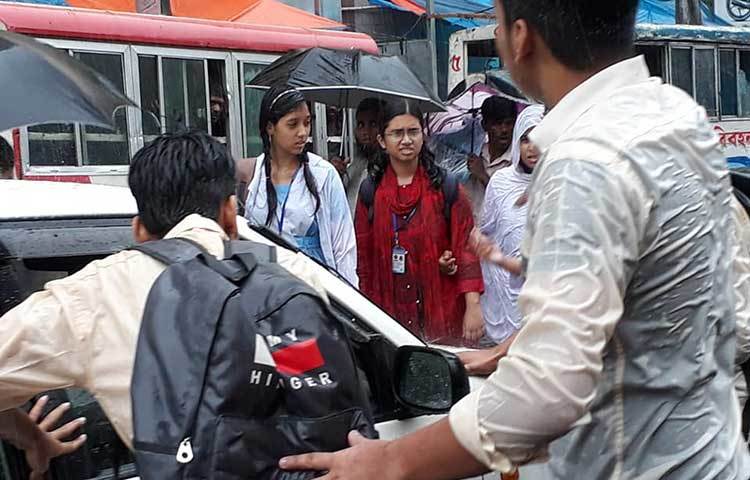 বৃষ্টি উপেক্ষা করে পঞ্চম দিনের মত রাজপথে আন্দোলন চালিয়ে যাচ্ছে শিক্ষার্থীরা।