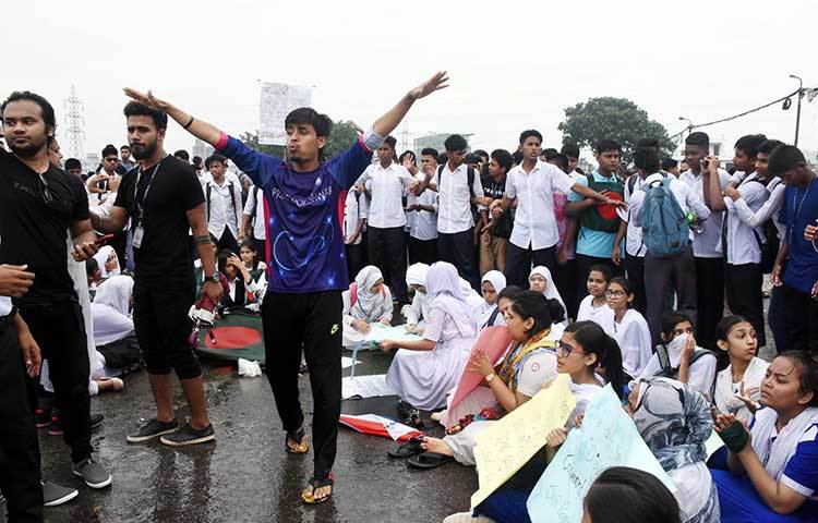 স্লোগানমুখর শিক্ষার্থীরা। তাদের স্লোগানে প্রকম্পিত রাজপথ। ছবি : বিপ্লব দিক্ষিৎ