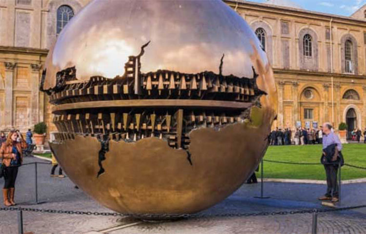 ভ্যাটিকান মিউজিয়াম দর্শকপ্রিয়তার দিক দিয়ে পঞ্চম অবন্থানে রয়েছে। এটি ভ্যাটিকান সিটিতে অবস্থিত।