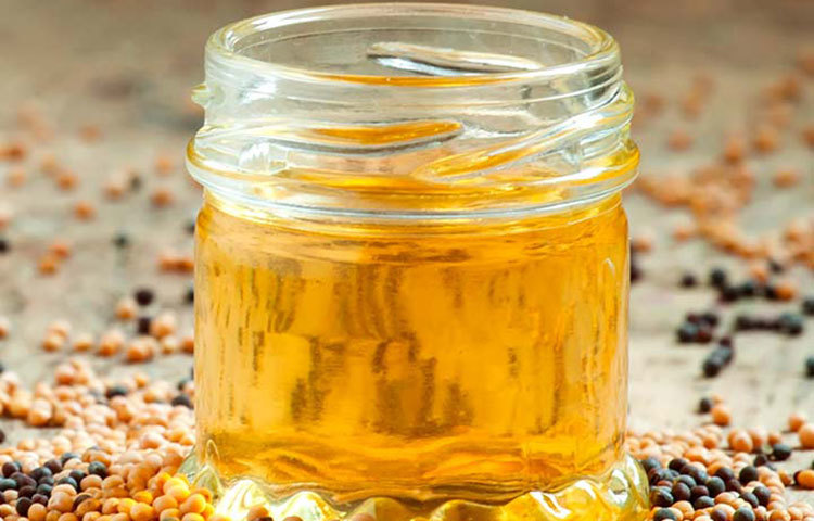 দই ও সরিষার তেল মিশিয়ে প্যাক হিসেবে ব্যবহার করা যেতে পারে। মাথায় এই মিশ্রণ ঘষে তা গরম জলে ডোবানো তোয়ালে দিয়ে ঢেকে রাখুন। ৩০-৪০ মিনিট রেখে তা শ্যাম্পু দিয়ে ধুয়ে ফেলুন। এতে চুলের উজ্জ্বলতা বাড়বে ও চুলকে নরম করবে।