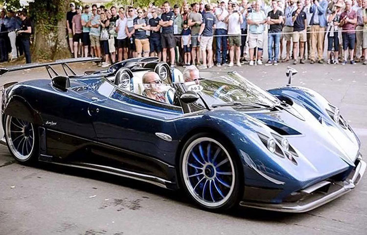 পাগানি জোন্ডা সিঙ্ক রোডস্টার : এই গাড়িটি বাজারে আসতেই দাম ধার্য হয় ১২২ কোটি টাকা। বিশ্বের অনন্যসাধারণ ও আকর্ষণীয় এই গাড়িটির ইঞ্জিনের ক্ষমতা ৫৯৮৭ সিসি।