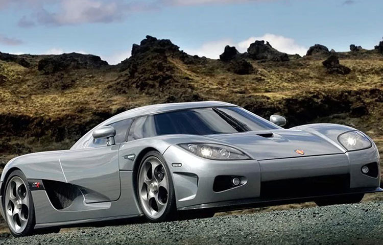 কোনিগসেগ সিসিএক্সআর ট্রেভিটা : বিশ্বে এই গাড়ি আছেই মাত্র দু’টি। মাত্র তিন সেকেন্ডের মধ্যে ১০০ কিলোমিটার প্রতি ঘণ্টা গতি তোলা যায় এতে। ঘণ্টায় ৪১০ কিলোমিটার গতিতেও চালানো যায় এই গাড়ি! দাম প্রায় ৩৪ কোটি টাকা।