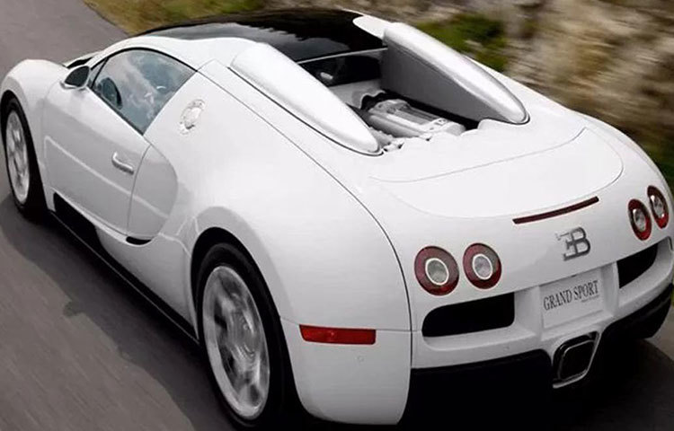 বুগাত্তি ভেরন : বাজারে যখন প্রথম আসে, এটি ছিল দ্রুতগামী বৈধ গাড়ি। এই গাড়িটির দাম প্রায় ৩০ কোটি টাকা। ৩২.৬ সেকেন্ডে প্রতি ঘণ্টায় ৪০০ কিমি গতি তুলতে সক্ষম।