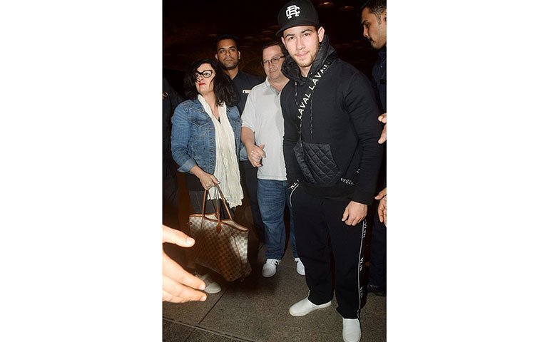 বাগদানের দিন নিক ও ভারতীয় রীতি নিয়ম মেনেই সব আচার অনুষ্ঠান সেরেছেন। এমনকি ওই দিন নিকের পরিবারকেও ভারতীয় পোশাকেই দেখা যায়।