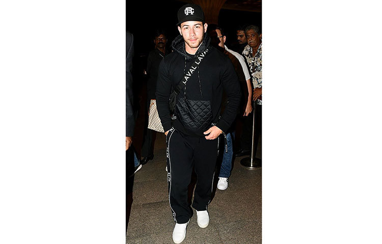 দেশে ফেরার সময় ক্যামেরা বন্দি হয়েছেন নিক।