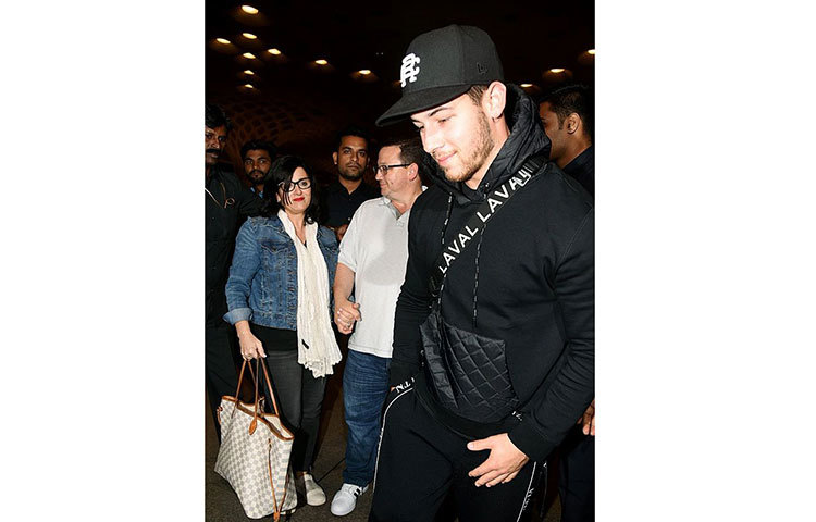 বাগদানের সব আনুষ্ঠানিকতার পর রবিবারই নিক ও তার পরিবারকে আমেরিকাতে ফিরে যেতে দেখা যায়।