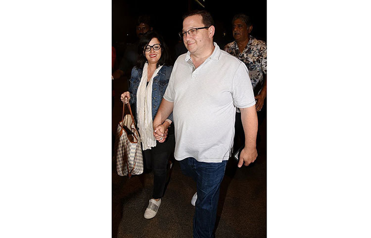 সোমবার নিক ও তার পরিবারের সঙ্গে আমেরিকা ফিরতে দেখা গেল না প্রিয়াঙ্কা চোপড়াকে। প্রিয়াঙ্কা কিছুদিনের জন্য ভারতেই থাকছেন।