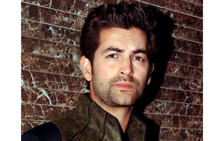 নীল নীতিন মুকেশ : হরর ফিল্ম ‘থ্রিজি’-র শুটিংয়ের সময় একজন লাইট বয় এসে অশরীরী অস্তিত্বের দাবি করেন। নীতিন বলেন, তিনিও নাকি টের পেয়েছেন পিছনে কেউ রয়েছে, অথচ সে অদৃশ্য! তার ভাবনায় এটা ভূতের কাজ।