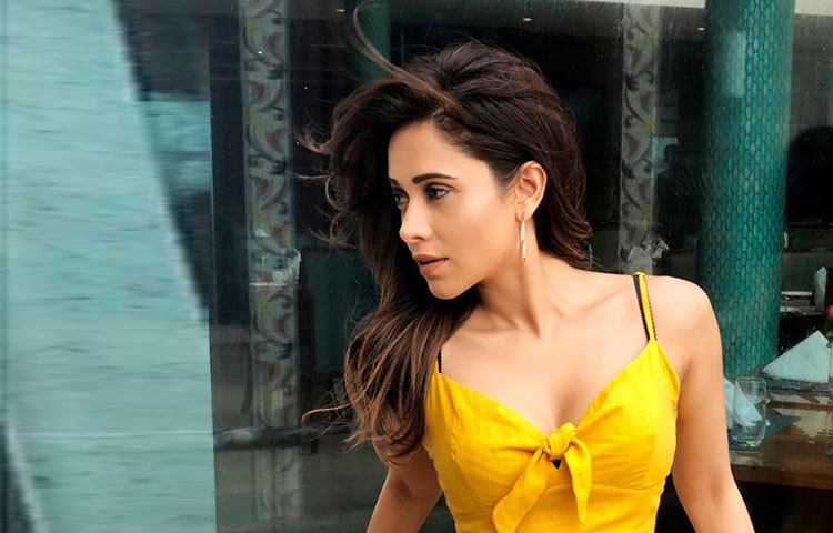 চুল উড়িয়ে হলুদ পোশাকে আপন ভুবনে নুসরাত।