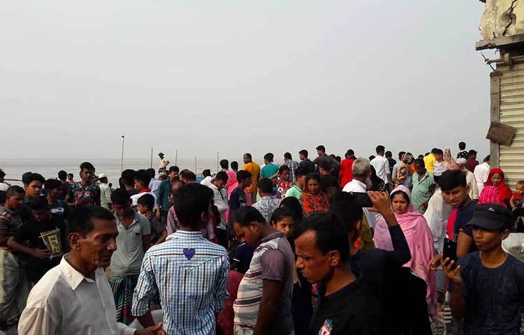 পদ্মার ভাঙন দেখতে আসছে নানা জয়গা থেকে কৌতূহলী মানুষ। ছবি : মো. ছগির হোসেন