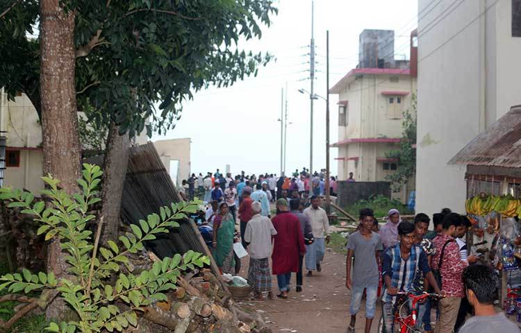 গত ১৯ আগস্ট শনিবার রাতে মুলফৎগঞ্জ বাজার সংলগ্ন হযরত খাজা মঈন উদ্দিন চিশতী (গাজী কালুর মেহমান খানা) নামে চারতলা বিলাসবহুল বাড়িটি পদ্মার গর্ভে চলে যায়। ছবি : মো. ছগির হোসেন