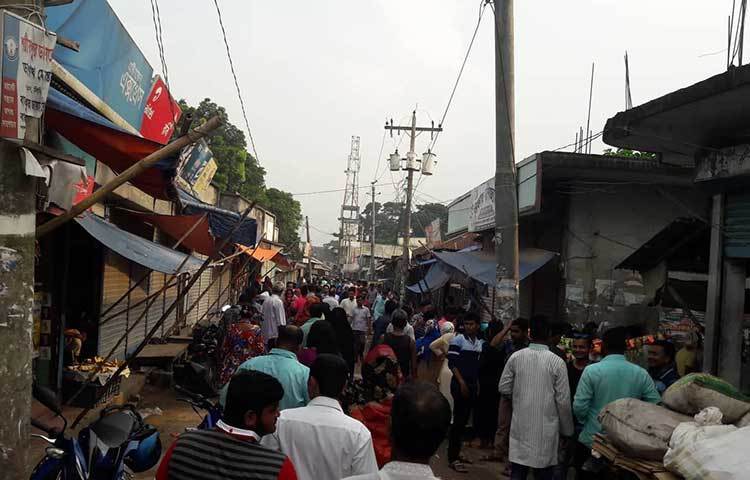 এই সব স্থাপনাও হয়তো পদ্মার বুকে হারিয়েছে যাবে। ছবি : মো. ছগির হোসেন