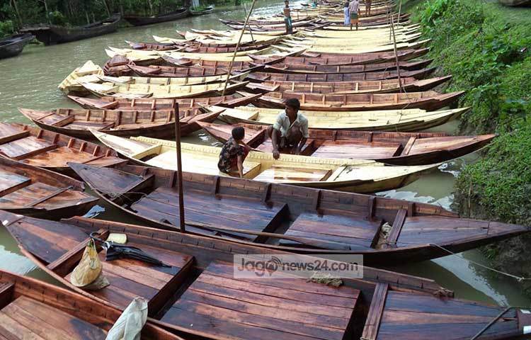 বর্ষাকালে স্বরূপকাঠীতে নৌকার হাট বসে। বিক্রির অপেক্ষায় সারি সারি নৌকা ঘাটে বাঁধা রয়েছে। ছবি : হাসান মামুন