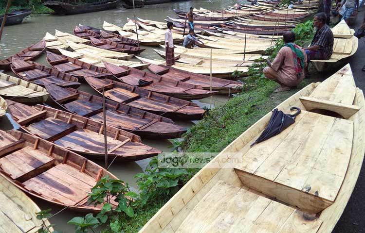 জমে উঠেছে নৌকার হাট। ছবি : হাসান মামুন