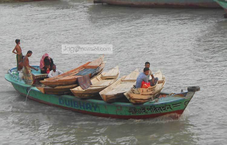 এক সাথে কয়েকটি নৌকা কিনে নিয়ে গন্তব্যে যাচ্ছেন ক্রেতারা। ছবি : হাসান মামুন