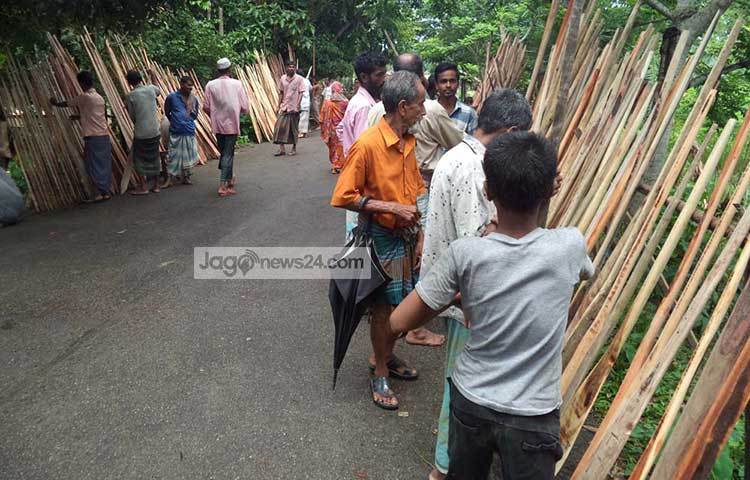 রান্তার দুইপাশে বসেছে নৌকা চালানো বৈঠার হাট। ছবি : হাসান মামুন