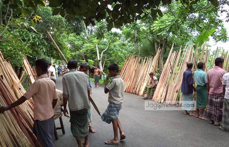 জলে-স্থলে বসছে নৌকার দীর্ঘ হাট। ছবি : হাসান মামুন