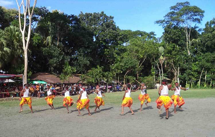 উৎসবমুখর পরিবেশে গ্রাম বাংলার ঐতিহ্যবাহী লাঠিখেলা অনুষ্ঠিত হয়েছে। ছবি : হাসান মামুন