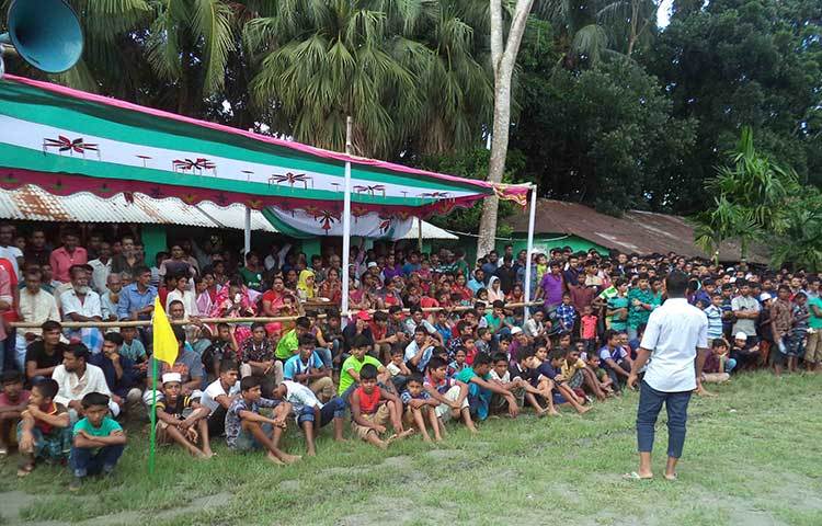 লাঠিখেলা দেখতে আসা দর্শকদের একাংশ। ছবি : হাসান মামুন